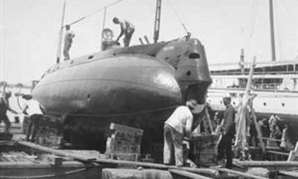 Starboard bow view of USS Holland